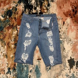 Ripped bermuda shorts